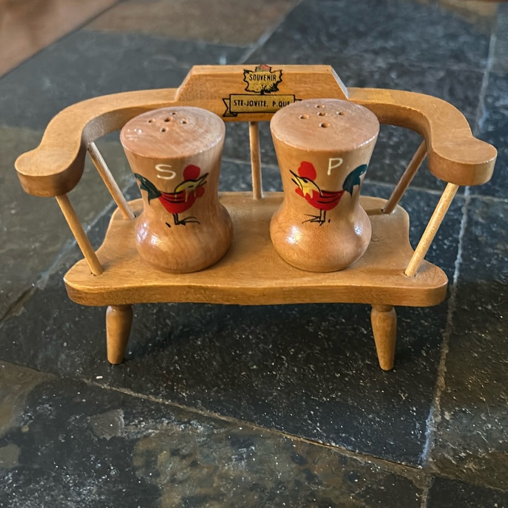 🔥🔥Vintage souvenir Ste Jovite , Qc Wooden Chair Birds Salt And Pepper Shakers
